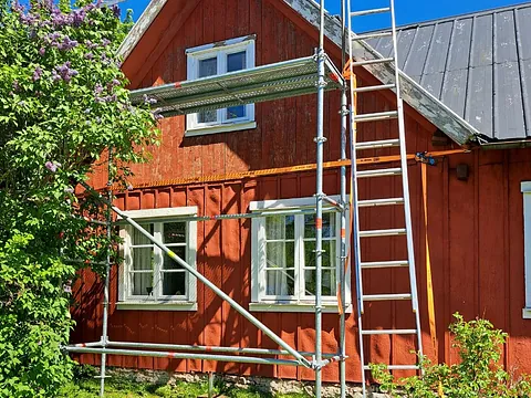 Ställning framför hus